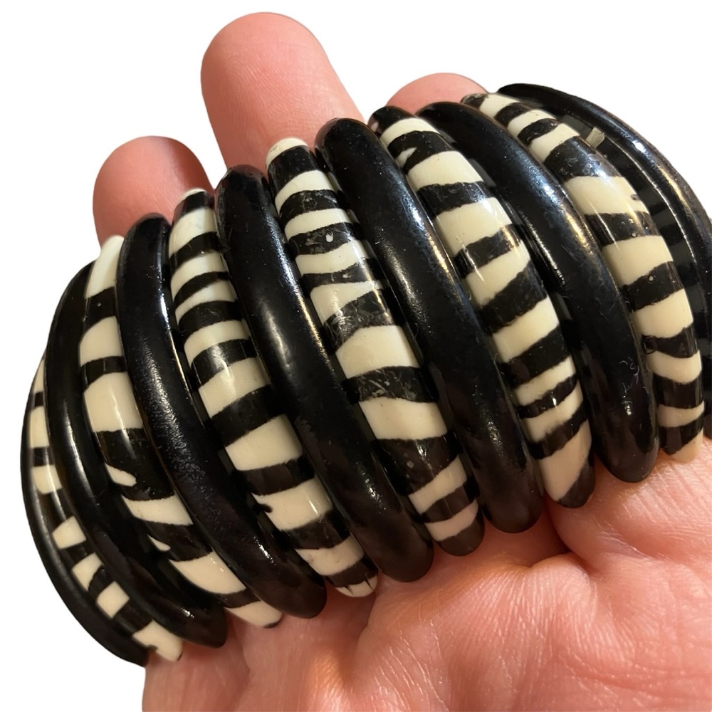 Vintage Black and White Acrylic Beaded Stretch Bracelet Tiger Zebra Beetlejuice